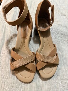 Clarks Desirae Lily Women’s Tan Woven-Strap Ankle-Heel Sandals 9